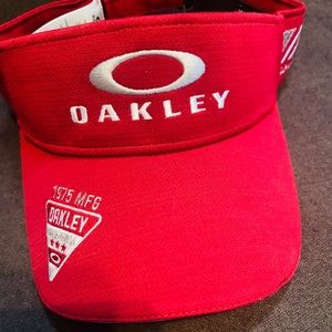 NWT OAKLEY EMB VISOR, EXCELLENT CONDITION